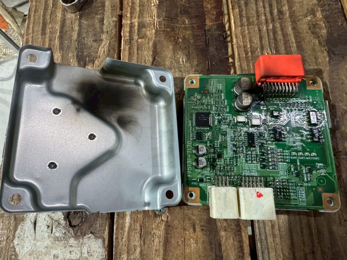 プリウスα ハイブリッドバッテリー交換!10万キロでのエラー、原因はまさかのECU電池断線 その4