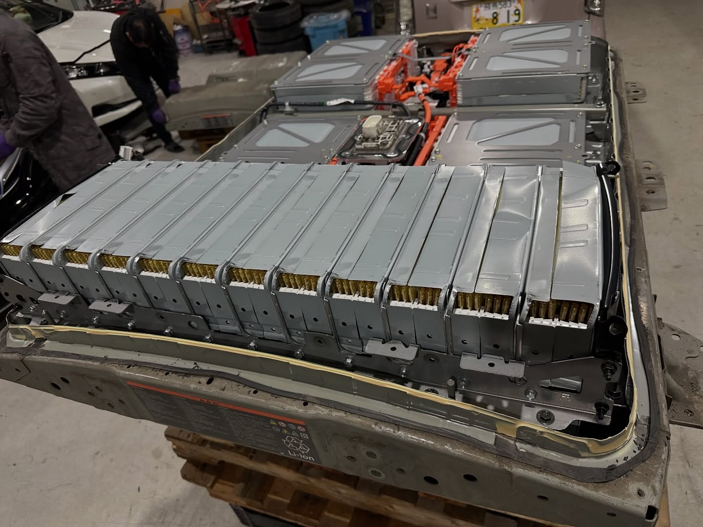 【ZE1リーフ】走行16万km・鉄板が曲がるほどのバッテリー膨張から復活！宇都宮市よりレッカー入庫 その2