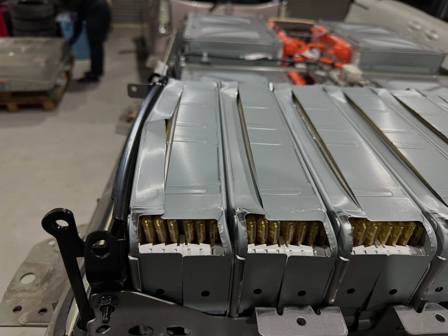 【ZE1リーフ】走行16万km・鉄板が曲がるほどのバッテリー膨張から復活！宇都宮市よりレッカー入庫 その3