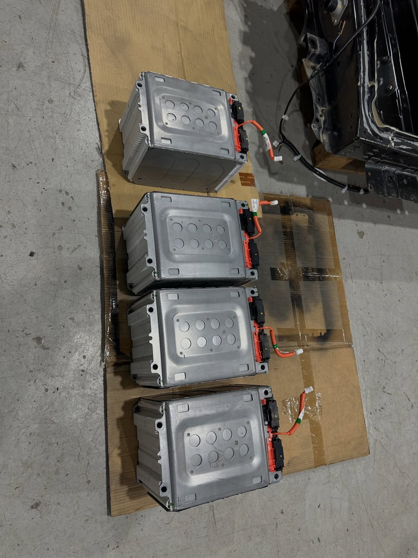 和歌山県から保険会社のレッカー搬送にてご入庫いただいた、ZE1日産 リーフ e+(62kWhモデル)の重整備レポート その3