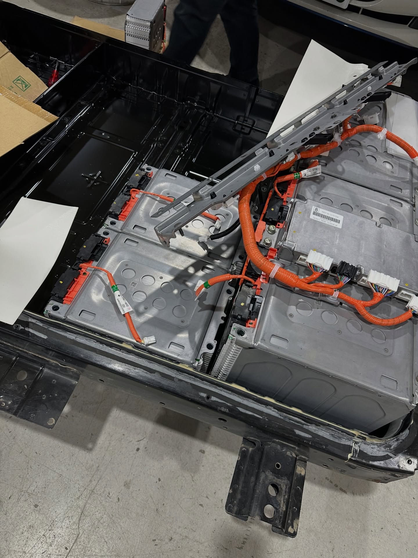 和歌山県から保険会社のレッカー搬送にてご入庫いただいた、ZE1日産 リーフ e+(62kWhモデル)の重整備レポート その5