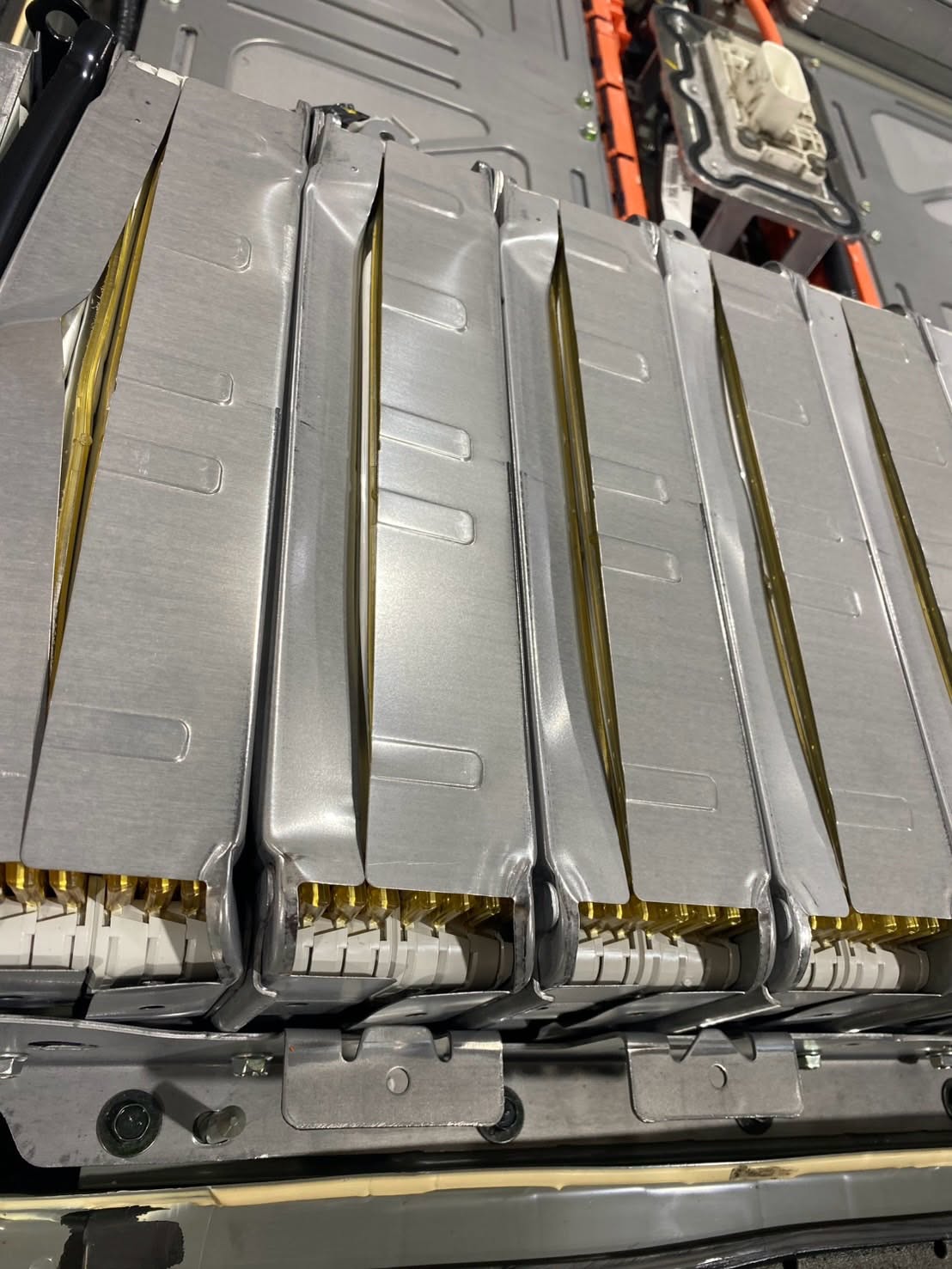 走行わずか4.1万km！データ上は「異常なし」のZE1リーフ（40kWh）、分解して見つかったバッテリー膨張と漏電をピンポイント修理 その4